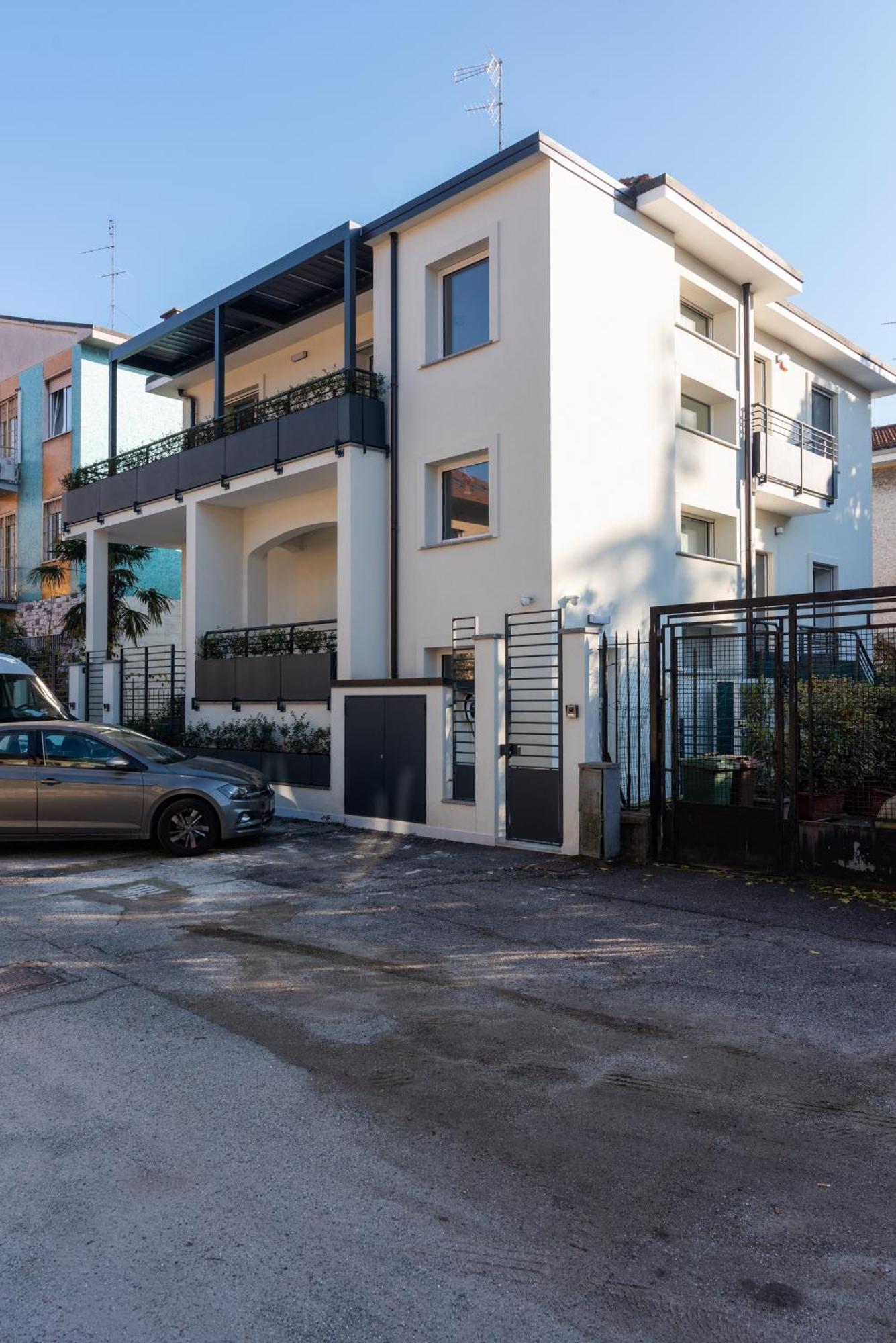 Apartment White House Con Posti Auto