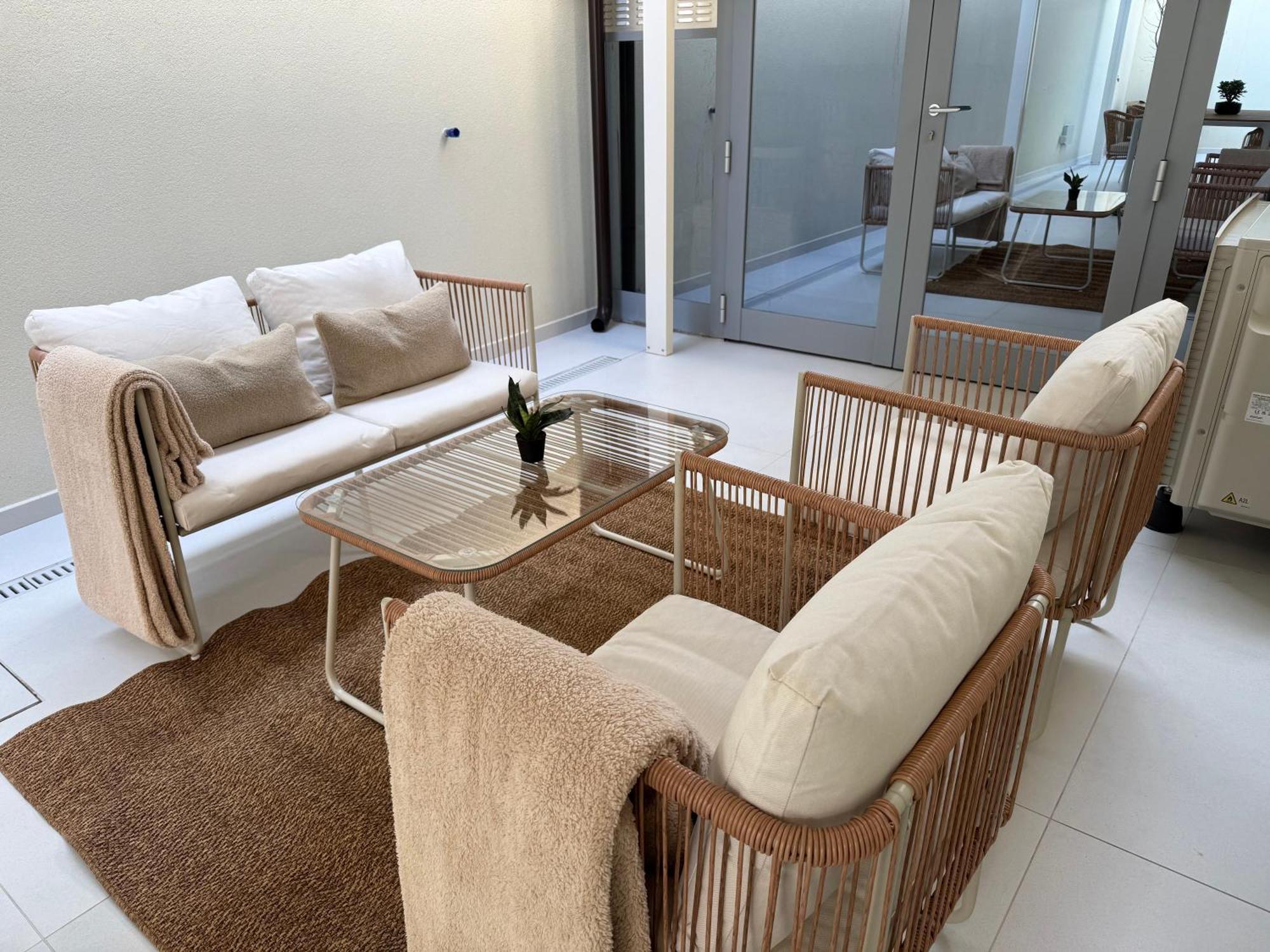 Apartment White House Con Posti Auto *