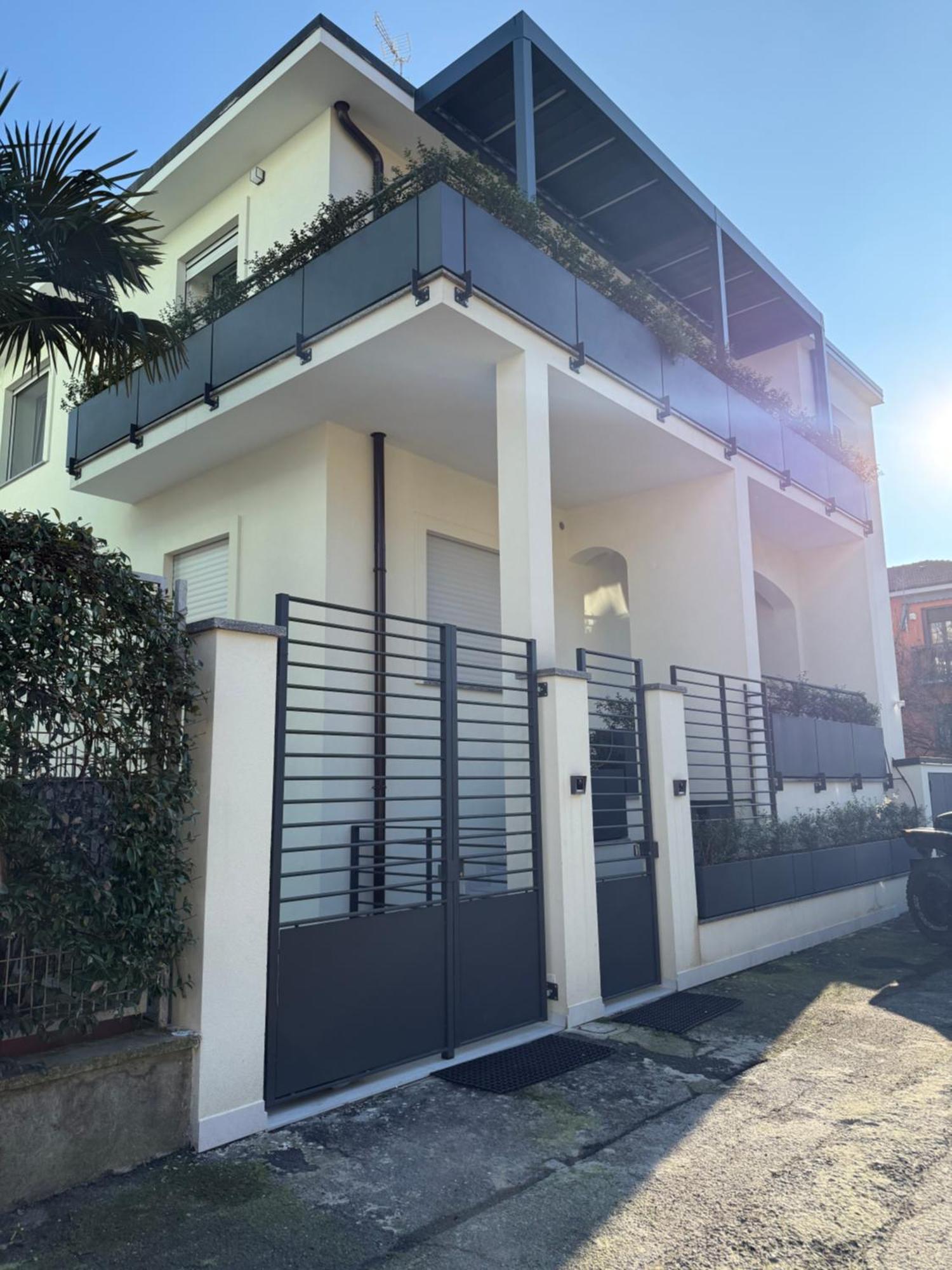 Apartment White House Con Posti Auto