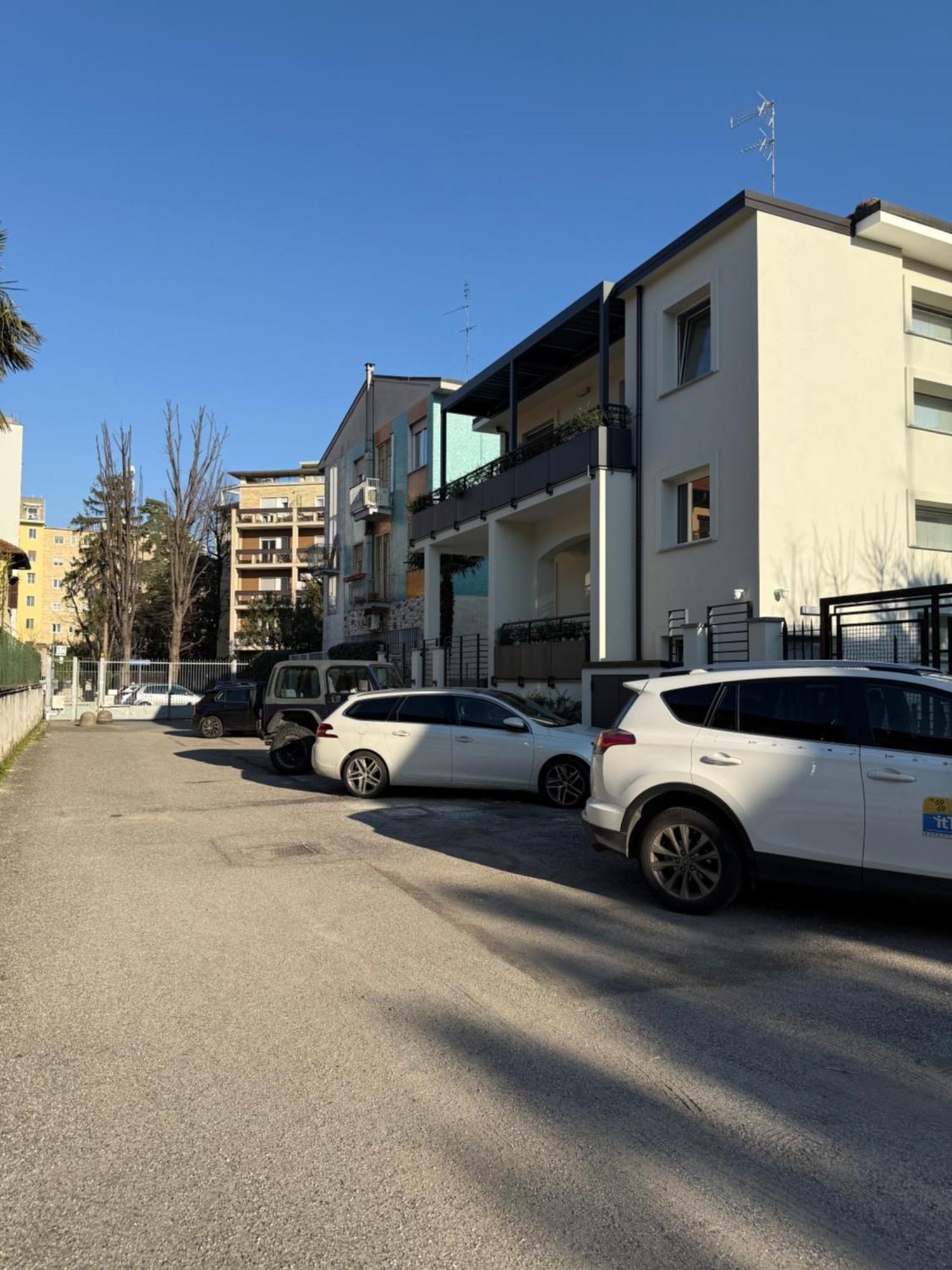Apartment White House Con Posti Auto